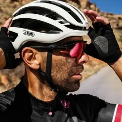 ABUS AirBreaker Rennradhelm - Shrimp Orange -Fahrradhelme mit Beleuchtung Verkäufe Milieu AirBreaker1 3 4